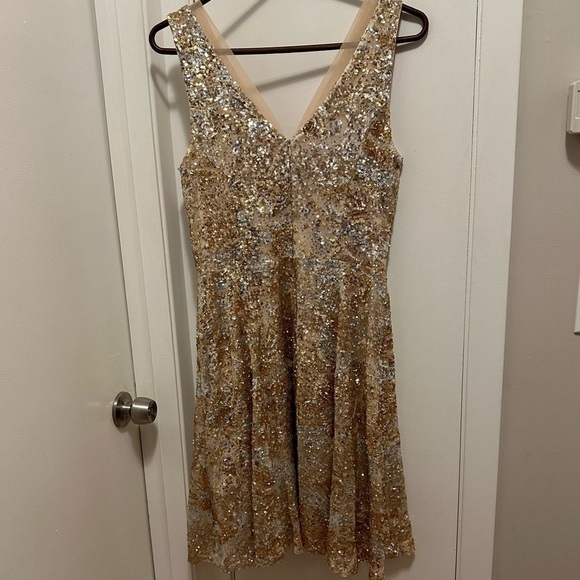 Belle Badgley Mischka Fit and Flare Gold & Silver Sequin Mini Dress Sz 10 - Picture 4 of 8